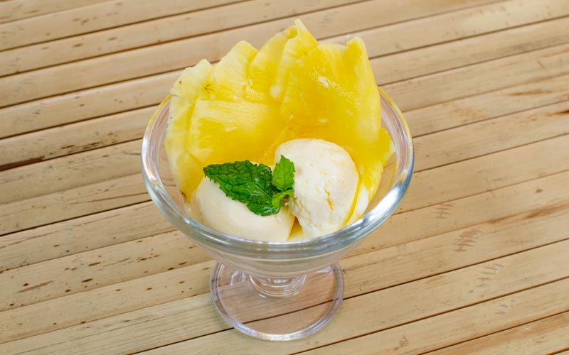 PalmBeach Tropical Restaurant | Ananas con Gelato | fresco carpaccio di ananas servito con gelato alla vaniglia e una fogliolina di menta