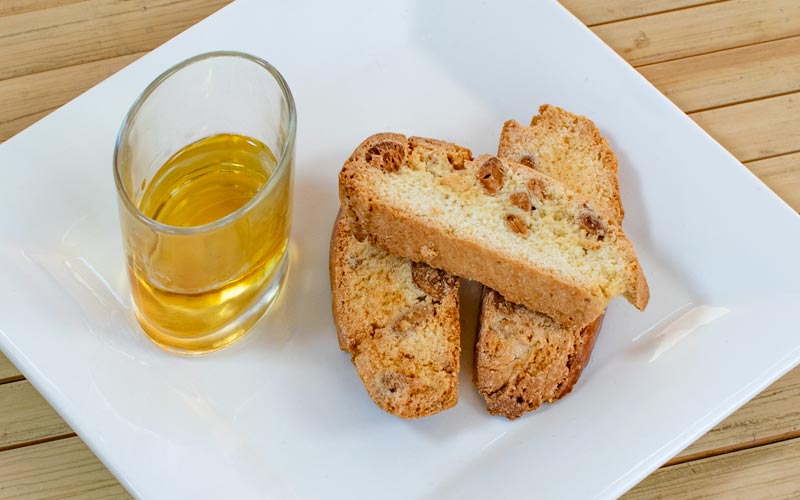PalmBeach Tropical Restaurant | Cantucci e Vin Santo | i tradizionali biscotti secchi alle mandorle tipici della tradizione culinaria toscana, saggiamente accoppiati ad un bicchiere di vin santo