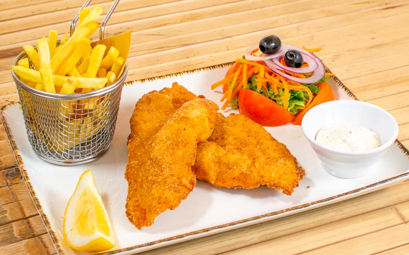 PalmBeach Tropical Restaurant | Petto di Pollo con Croccante Panatura aromatizzata al pepe | servito con insalata mista e patatine fritte accompagnate da una salsa a base di maionese, aglio e prezzemolo